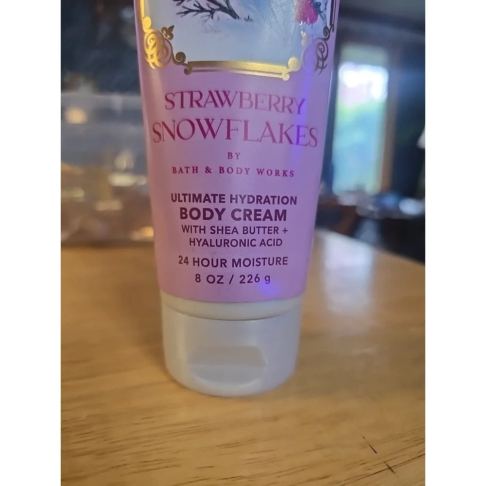 Bath & Body Works Strawberry Snowflakes Ultimate Hydration Body Cream 8 oz NEW